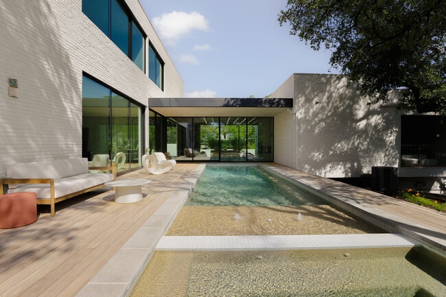 Building Photo - 2106 Matthews Dr