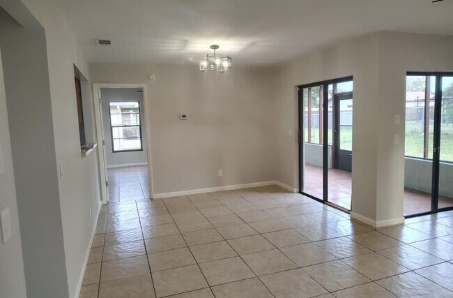 Foto del edificio - 437 Short Dr