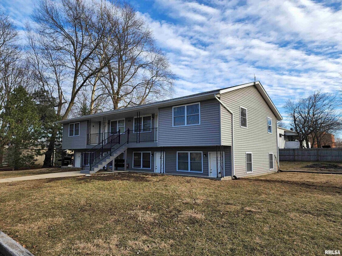 502 E Washington St Unit 4, Clinton, IL 61727 Apartments in Clinton