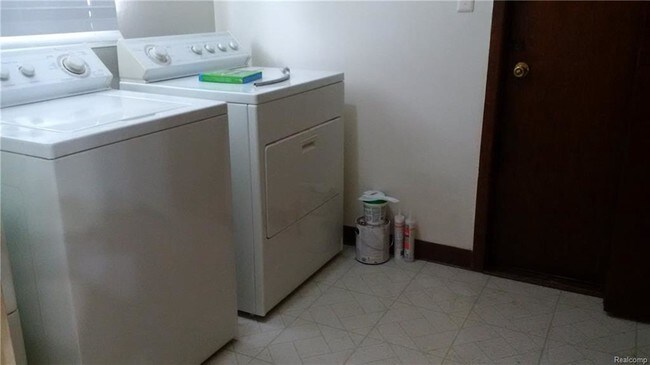 Building Photo - 33835 King Richard Dr