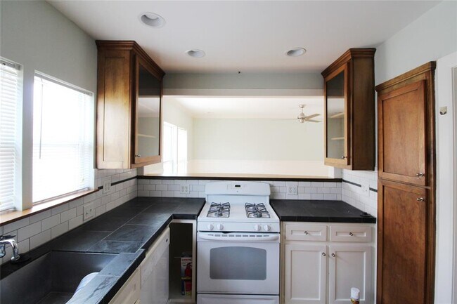 Building Photo - 18 Linwood St