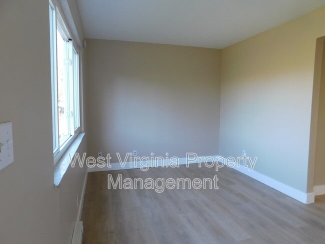 Foto del edificio - 98 Goodman Dr