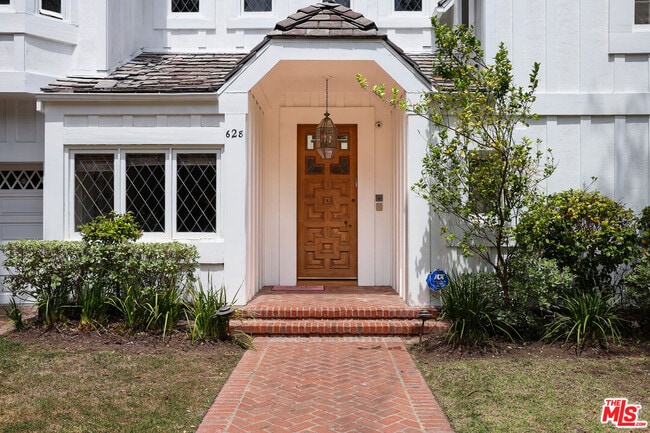 Building Photo - 628 Elm Dr