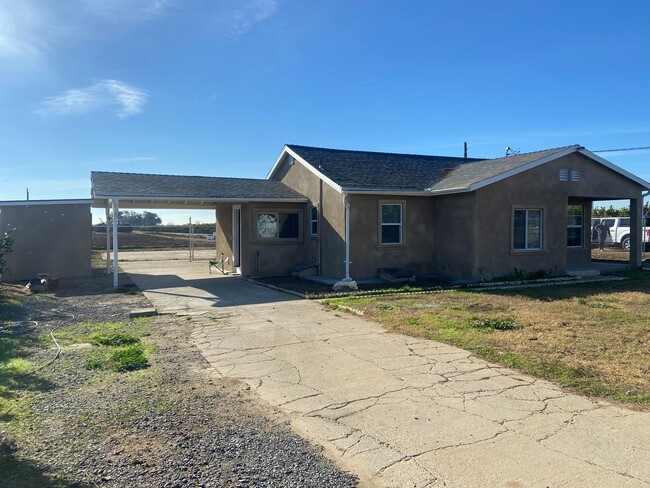 Building Photo - Country home available for Move in!