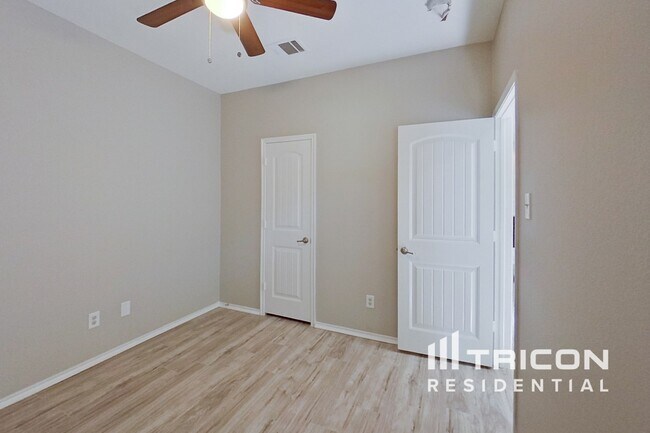 Foto del edificio - 1332 Red River Dr