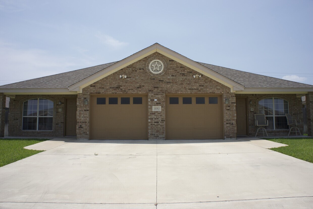 Foto principal - 3 Bedroom 2 Bath off Clear Creek Viewable ...