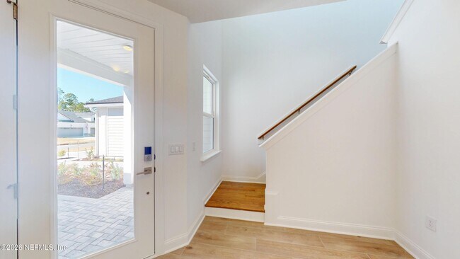 Foto del edificio - 156 Latham Dr