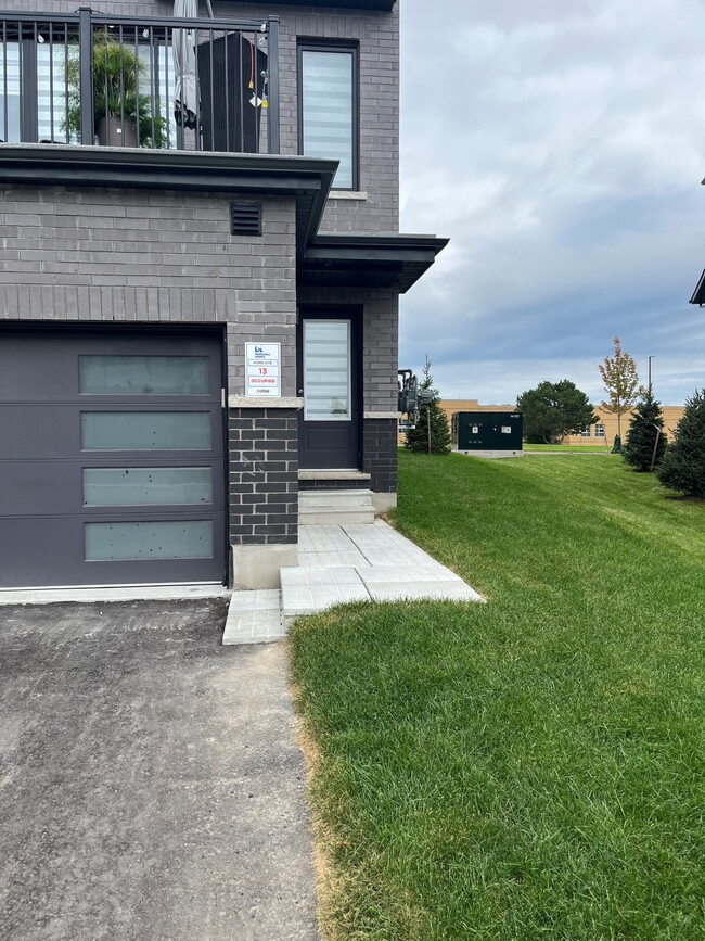 Building Photo - 160 Densmore Rd