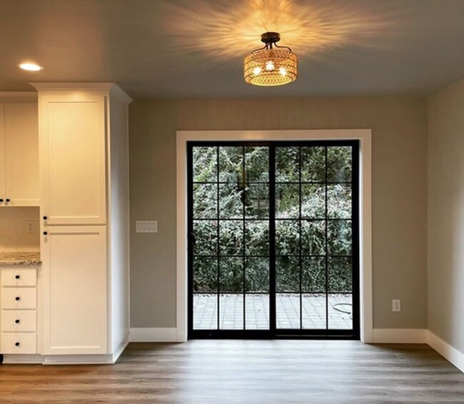 Foto del edificio - BEAUTIFUL CUSTOM - BUILT SINGLE LEVEL HOME...