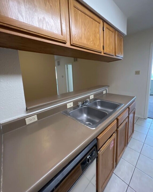 Foto del edificio - 3115 Helms St