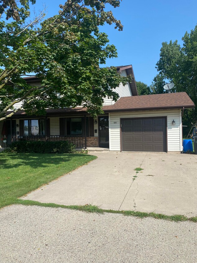 686 Trailsway Ln, Neenah, WI 54956 House Rental in Neenah, WI