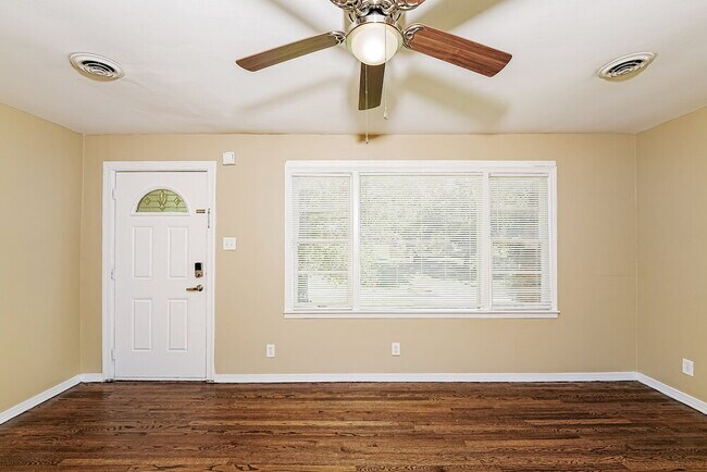 Foto del edificio - 2568 Forestdale Blvd