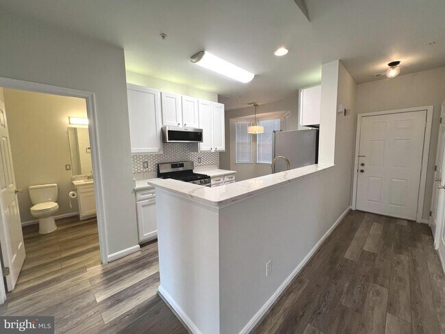 Foto del edificio - 5000 Hollington Dr