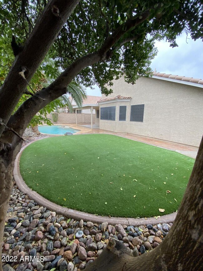 Foto del edificio - 8937 W Lone Cactus Dr