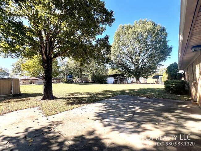 Foto del edificio - 2623 Sherry Ln
