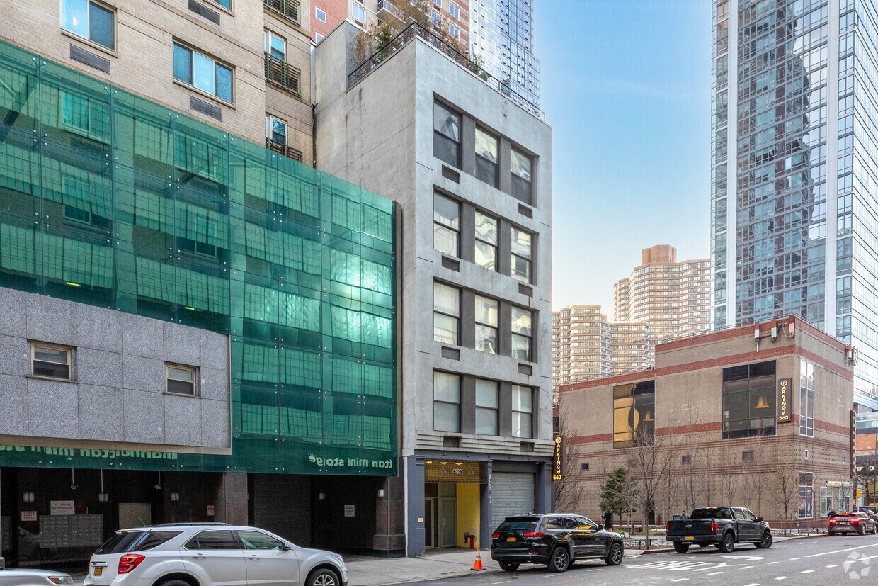Primary Photo - 552 W 43rd St