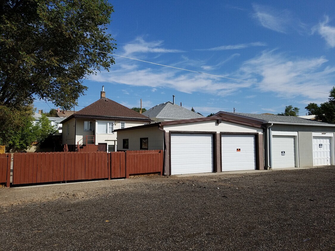 Access to garage from main road - 736 Rugby St