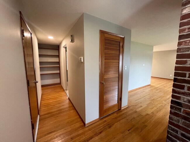 Building Photo - 3 Bedroom Home In Oatfield neighborhood, M...