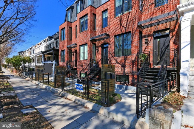 Foto del edificio - 523 Longfellow St NW