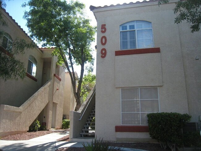 Foto del edificio - 2nd Story Condo in gated community close to the pool.