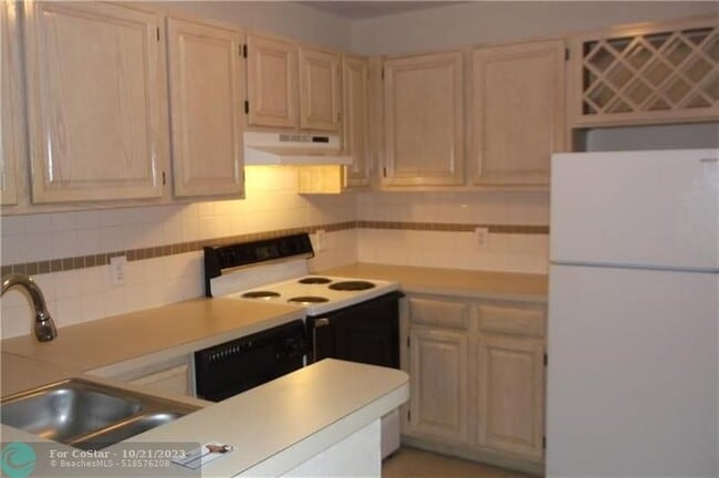 Building Photo - 1845 Palm Cove Blvd