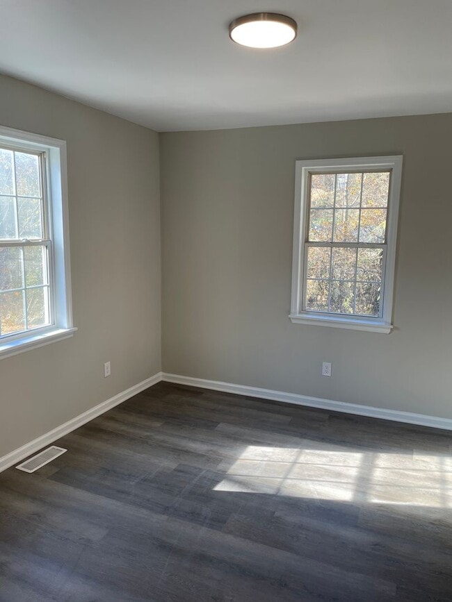 Foto del edificio - 645 W Northwest Blvd