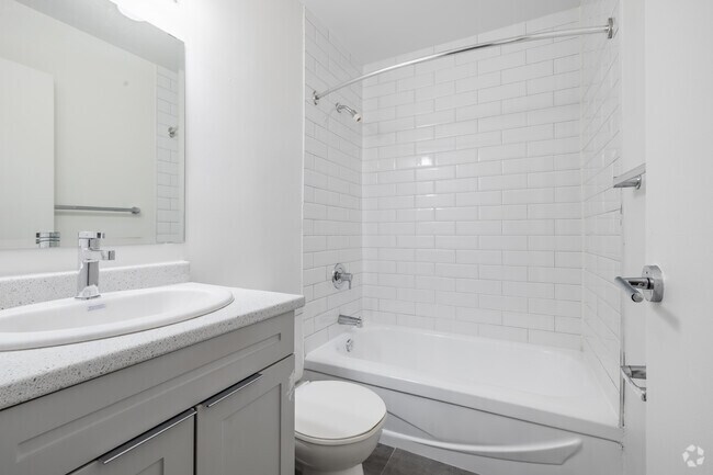 1 chambre, 1 salle de bain - 52 m² - Salle de bain - 3528-3532, 3550 & 3590 Downpatrick Road
