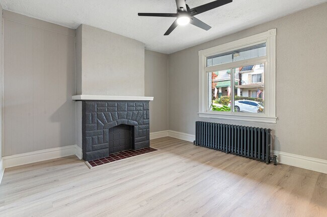 Foto del edificio - 3 bed 1.5 bath - freshly updated top to bottom, dishwasher, laundry, off street parking