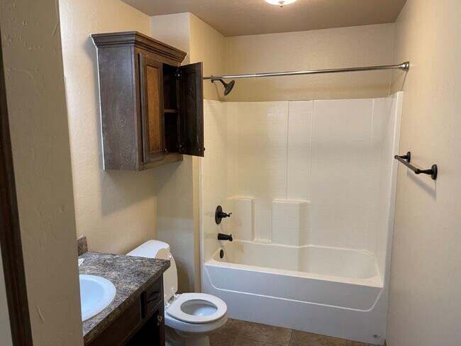 Foto del edificio - 3 bed 2 bath 2 car garage in Chickasha!  granite, luxury vinyl and ready for move in!