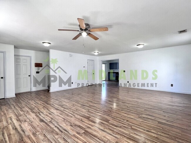 Building Photo - 492 Denman Loop