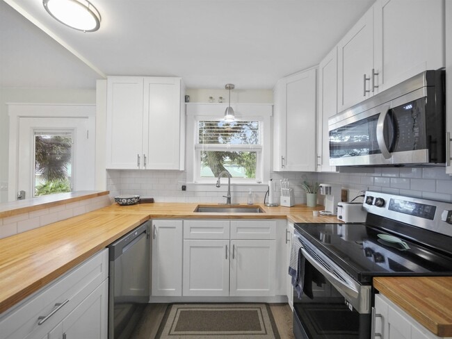 Building Photo - 208 A St
