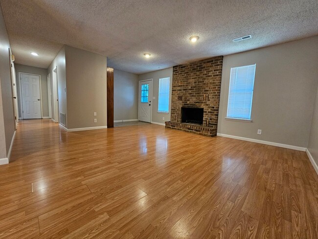 Building Photo - 4502 Garden Center Dr