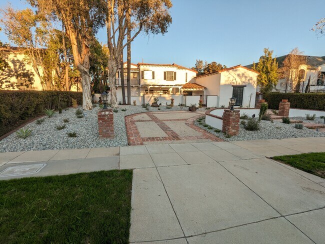 Foto del edificio - 620 N Palm Dr