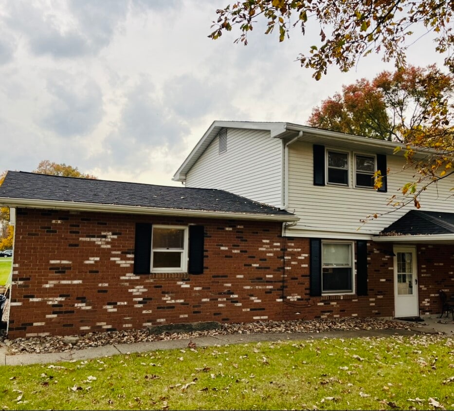 Primary Photo - 1207 Rosewood Dr NE