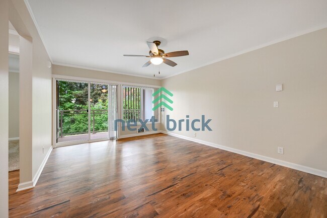 Building Photo - Bright & Remodeled Bellevue Condo | Steps to Downtown | Garage Included