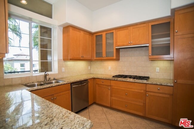 Building Photo - 5831 Seawalk Dr