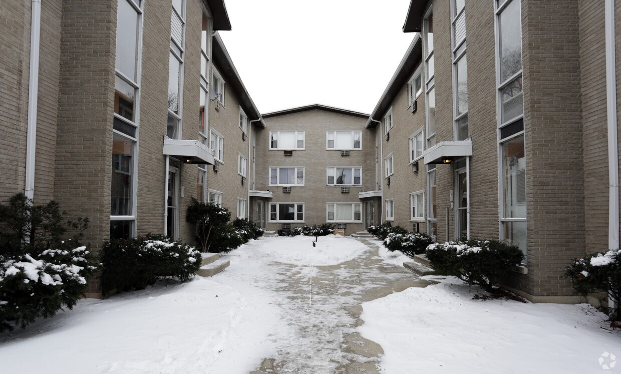 Foto del edificio - 7421-7427 S Yates Blvd