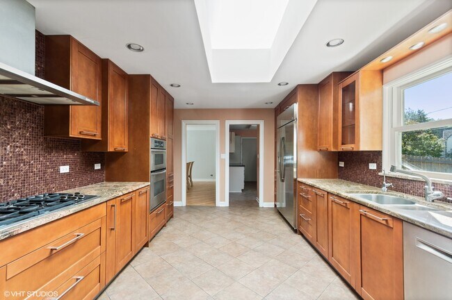 Building Photo - 2230 White Oak Dr
