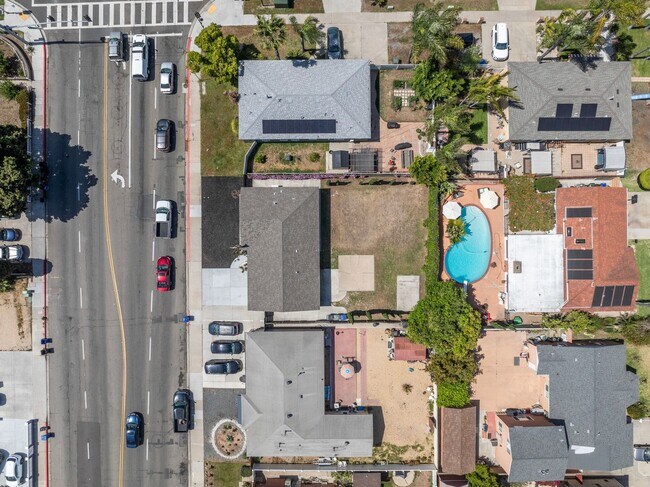 Building Photo - Nicely Remodeled 3 Bed 2 Bath in West Chul...