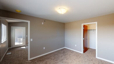 Bedroom - Pinnacle Point Apartments