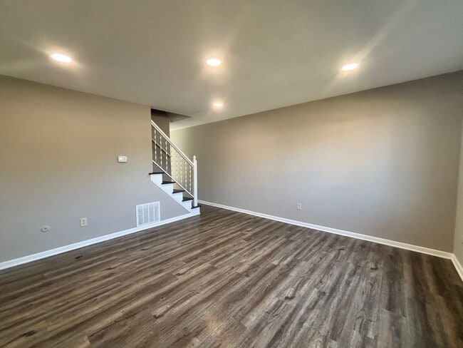 Building Photo - 859 Oakland Park Ave