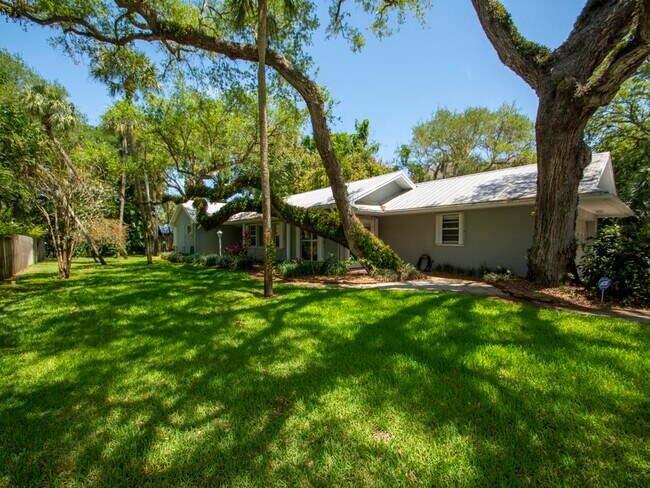 Foto del edificio - 615 Camelia Ln