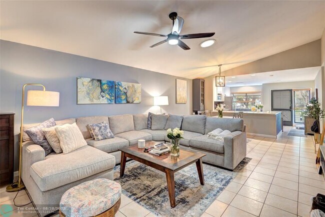 Foto del edificio - 4331 Palm Forest Dr N