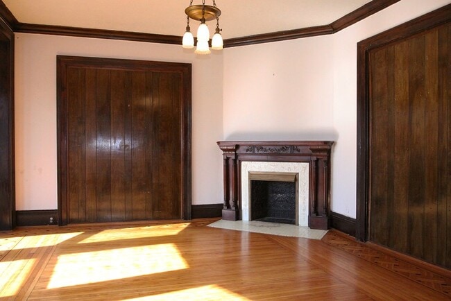 Building Photo - 485 University Ave