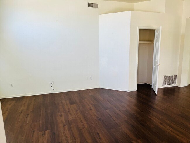 Foto del edificio - 4 Bedroom, 3 Car Garage, One Block from El...