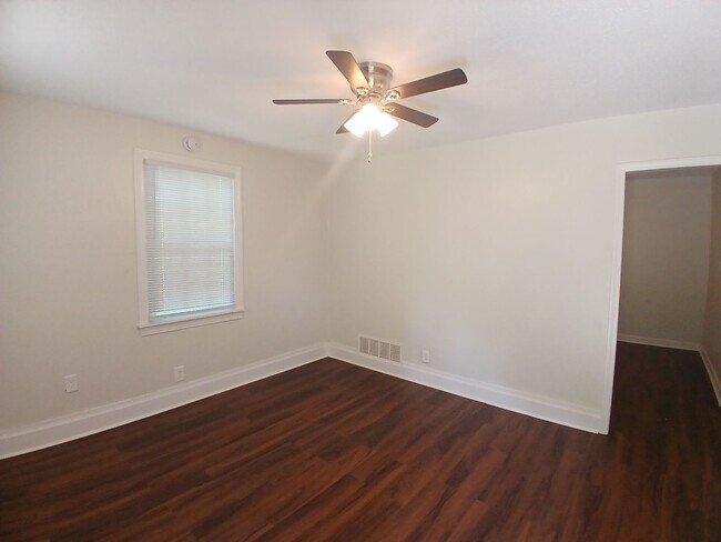 Building Photo - Comfortable 4 bedroom 1 bath home - Open T...