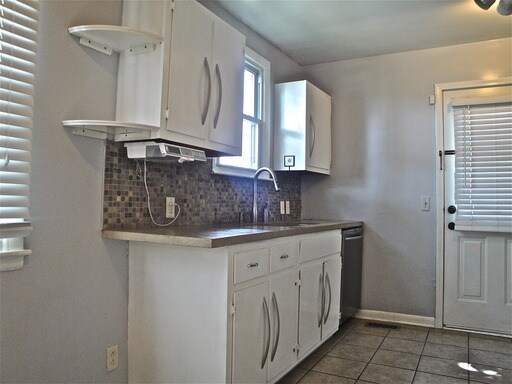 Building Photo - Adorable 2 Bedroom 1 Bath Home in Sylvan Heights!