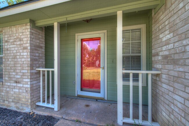 Foto del edificio - Great home with easy maintenance flooring.