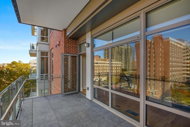 Foto del edificio - 601 N Fairfax St