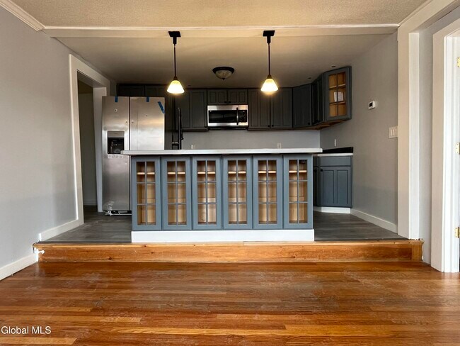 Foto del edificio - 715 Hudson Ave